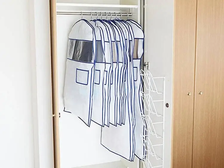 洋服カバーを使用する